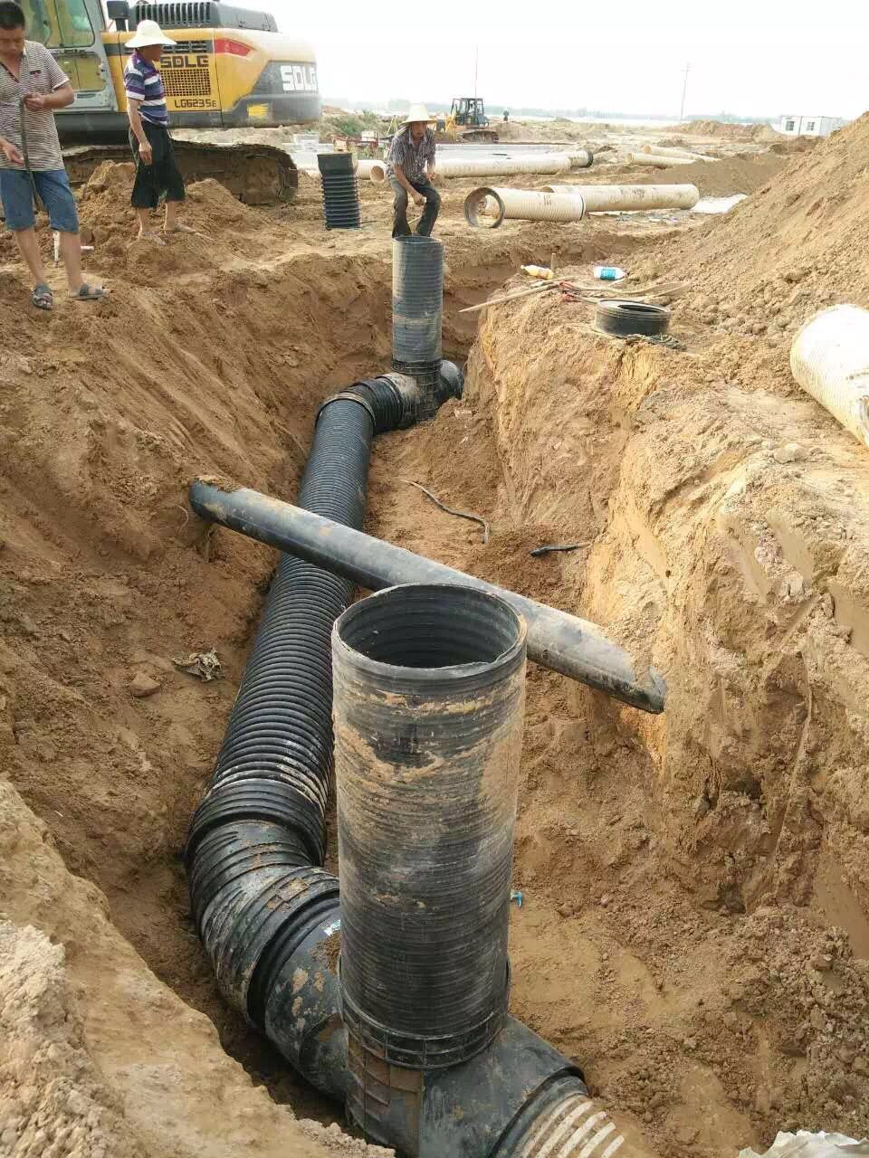小区检查井雨污水管网施工现场